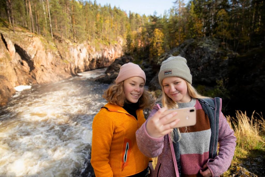 nuoret ottaa selfietä luonnossa